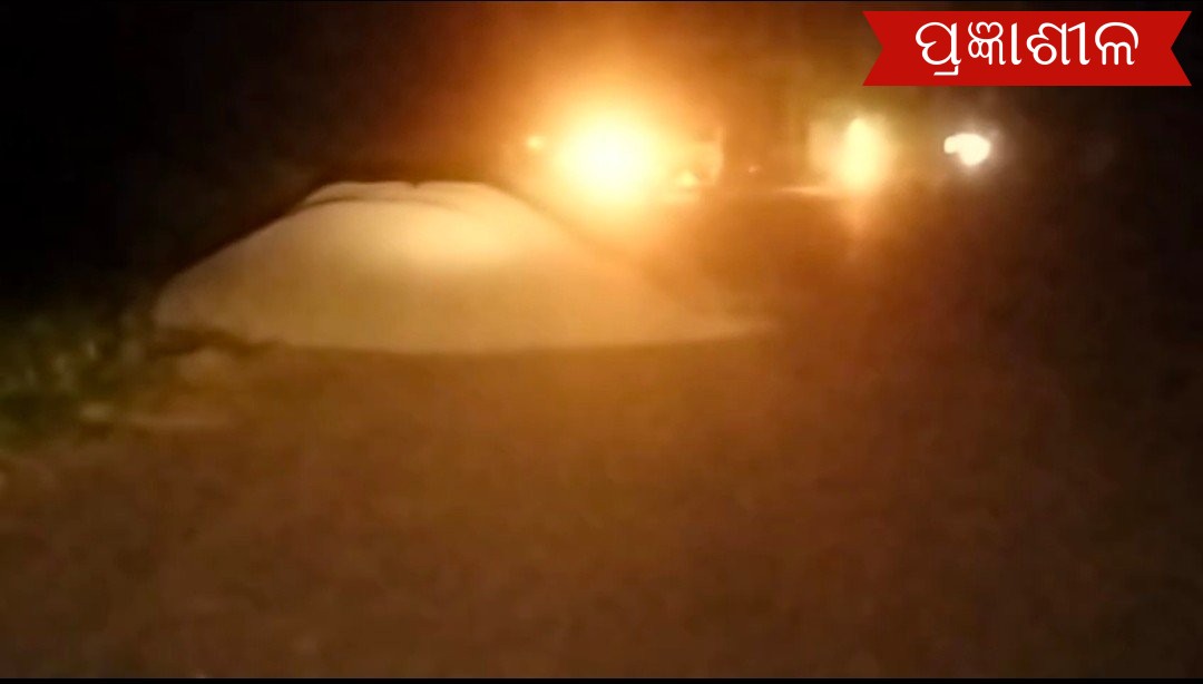 ରାସ୍ତାରେ ଵଜୂରୀ ଗଦା ଯାତ୍ରୀଙ୍କ ପାଇଁ ସୃଷ୍ଟି କରୁଛି ସମସ୍ୟା