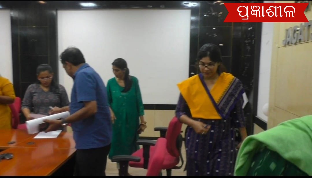 ଭୁବନେଶ୍ୱର ବିଏମସି ରେ ଡେପ୍ୟୁଟି କମିଶନରଙ୍କ ମାଡ ଘଟଣାରେ ଛୁଟିରେ ଗଲେ ଓଏଏସ