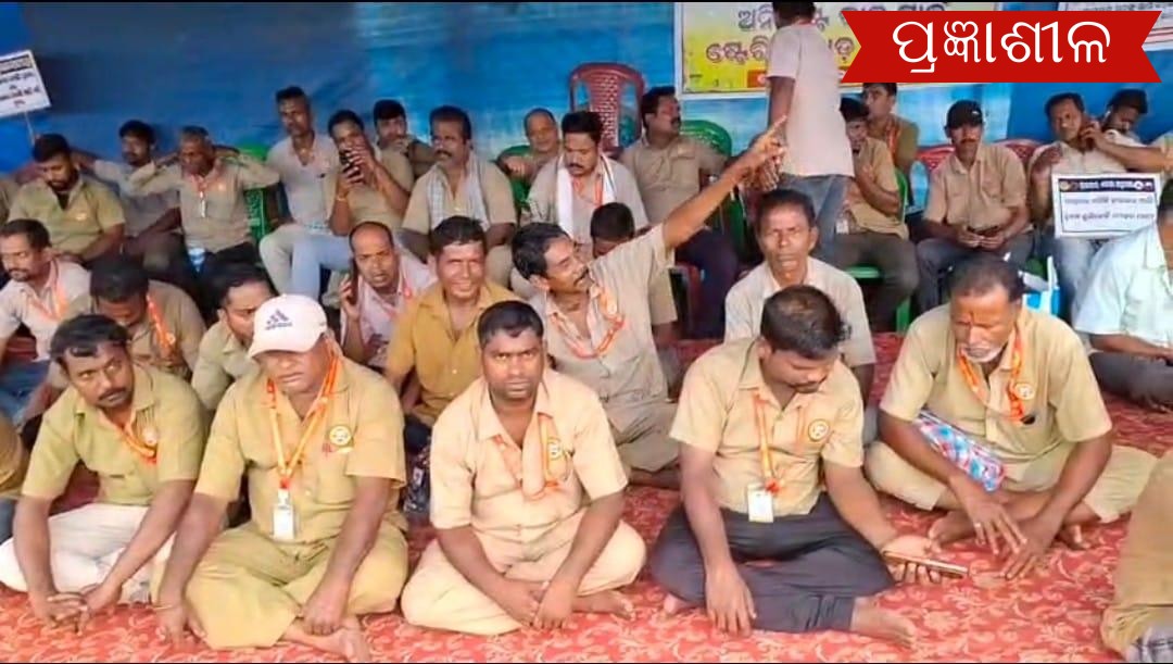 ୧୧ ଦଫା ଦାବୀକୁ ନେଇ କେନ୍ଦ୍ରାପଡ଼ାରେ ରାସ୍ତାରୋକ