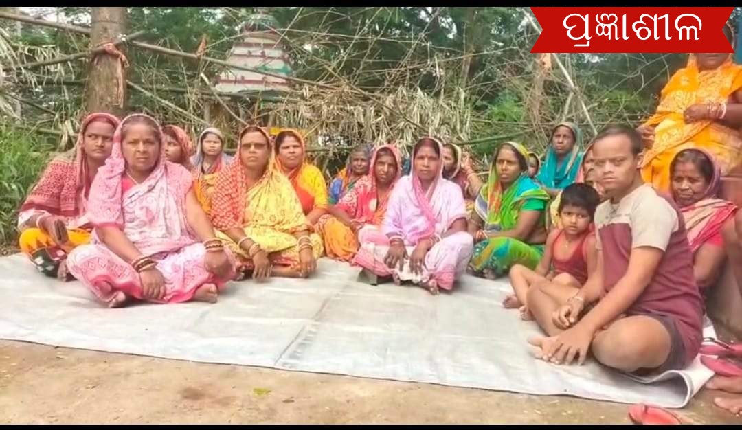 ଜଳ ନିଷ୍କାସନ ନହେବାରୁ ଗାଁ ଦାଣ୍ଡରେ ବାଡ ଦେଇ ରାସ୍ତା ଅବରୋଧ କଲେ ମହିଳା