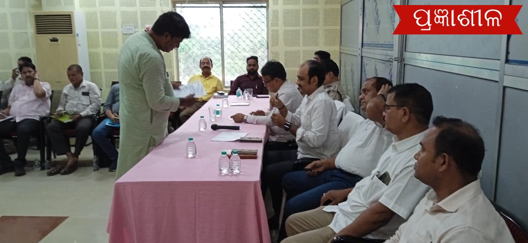 ବାଲିକୁଦା ବ୍ଲକ କାର୍ଯ୍ୟାଳୟ ଠାରେ ଯୁଗ୍ମଜନ ଅଭିଯୋଗ ଶୁଣାଣି ଶିବିର ।