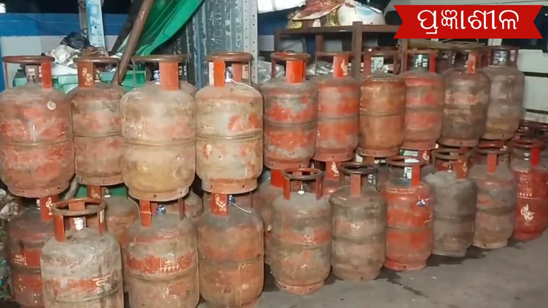 ଚୋରା ଗ୍ୟାସ ସିଲିଣ୍ଡର ଜବତ କଲା ପାରାଦ୍ୱୀପ ଆଦର୍ଶ ଥାନା ପୋଲିସ ।