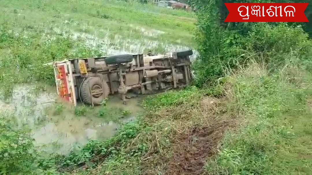 ମୁଣ୍ଡାଳ ଛକ ପୋଲ ନିକଟରେ ଓଲଟିଲା ପିକଅପ ଭ୍ୟାନ ।