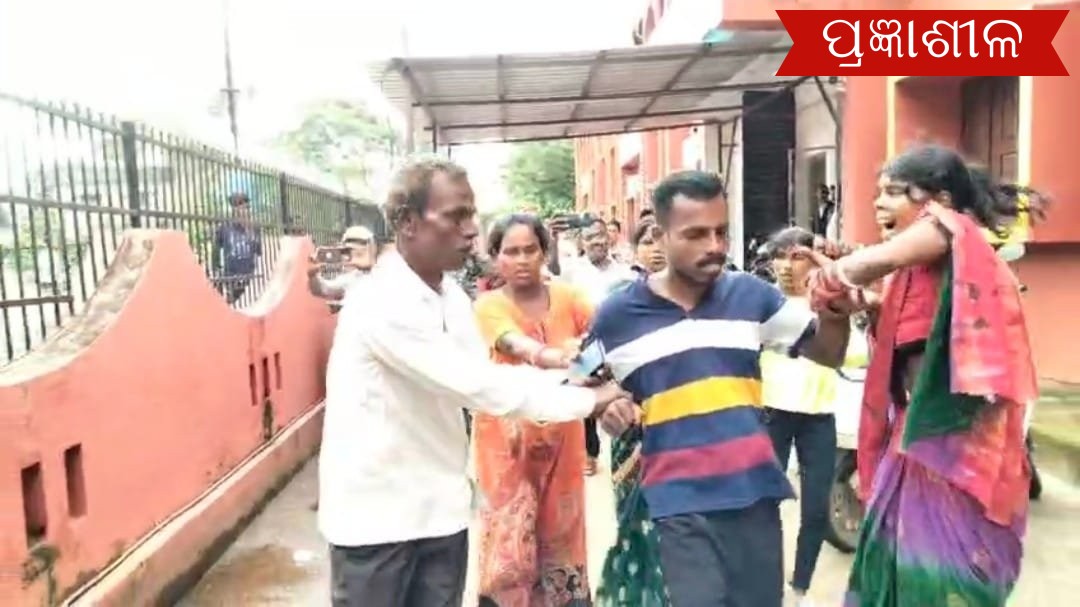 ଦ୍ୱିତୀୟ ବିବାହ କରୁଥିବା ବେଳେ ପହଞ୍ଚିଲା ପ୍ରଥମ ସ୍ତ୍ରୀ ।