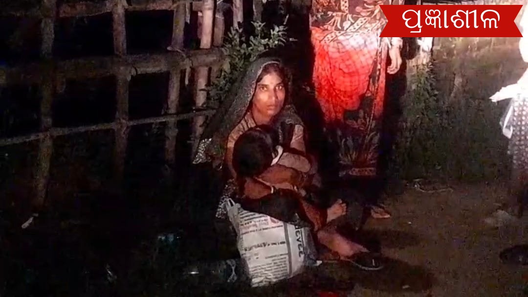 ଶିଶୁପୁତ୍ରକୁ ଧରି ଶାଶୁଘର ଆଗରେ ଧାରଣା ଦେଲେ ମହିଳା ।