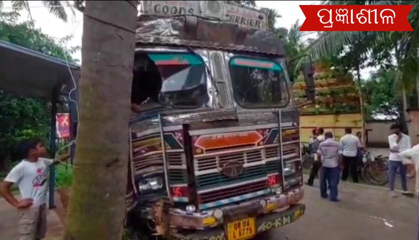 ମଦ୍ୟପ ଯୁବକର ଉନ୍ମୁକ୍ତ କାଣ୍ଡ, ଗଛରେ ପିଟିଲା ଟ୍ରକ ବର୍ତ୍ତିଗଲେ ମହିଳା ।