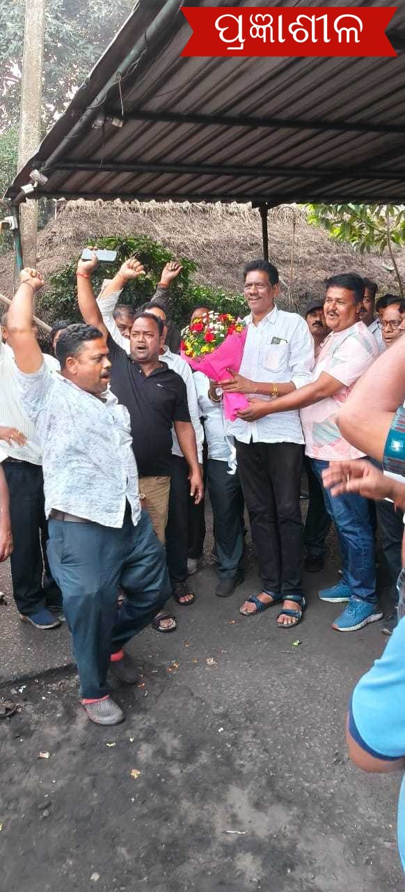 ପାରାଦ୍ଵୀପ ଡମ୍ପର ଆସୋସିଏସନ ନିର୍ବାଚନରେ ବିଜୟ ଓ ତାଙ୍କ ପ୍ୟାନେଲ ର ବିପୁଳ ବିଜୟ ।