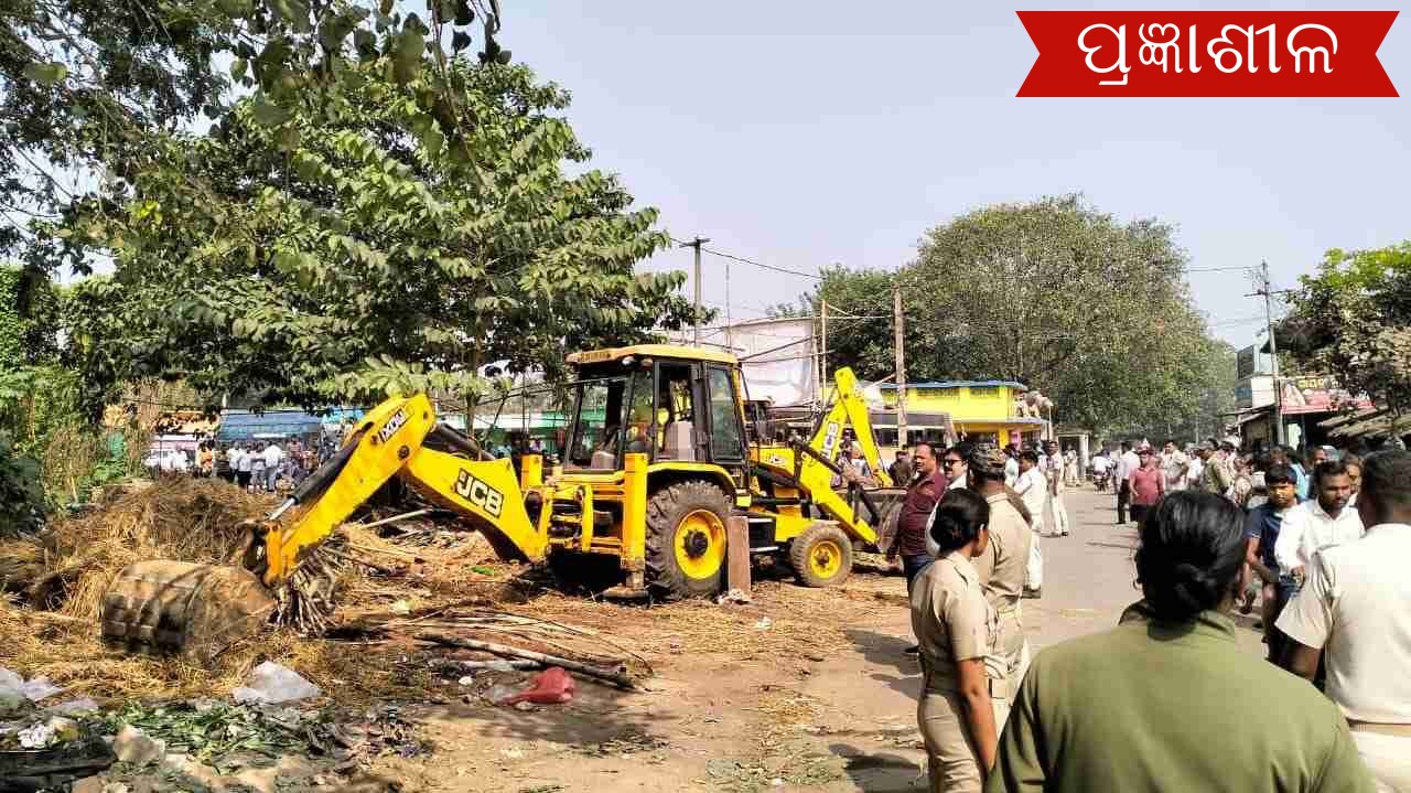 ଚାଲିଲା ବୁଲଡୋଜର ଭାଙ୍ଗିଲା ନାଉଗାଁ ହାଟ ।