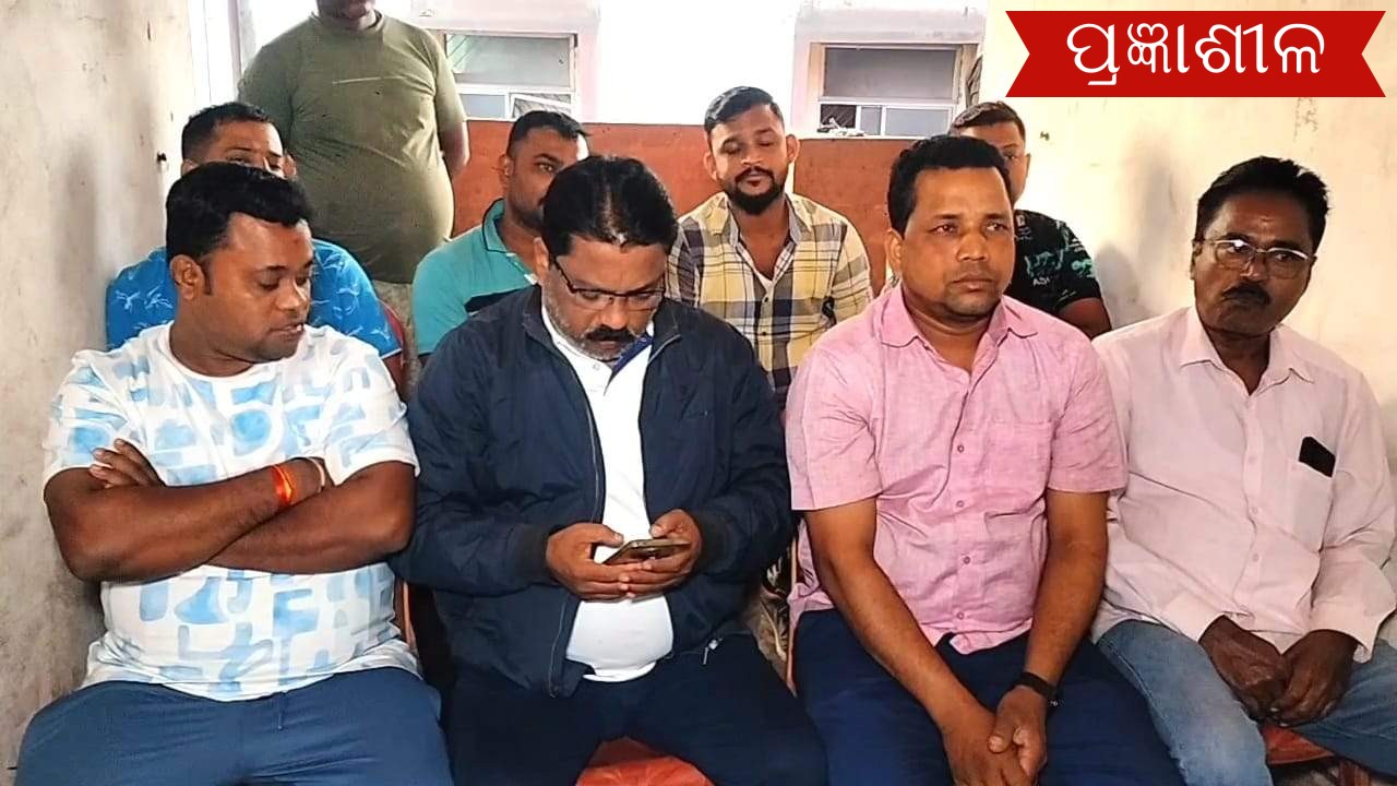 ଅଠରବାଙ୍କୀ ମାର୍କେଟରେ ଭେଣ୍ଡିଂ ଜୋନ୍ ରେ ଘୋଟାଲା ଅଭିଯୋଗ ।