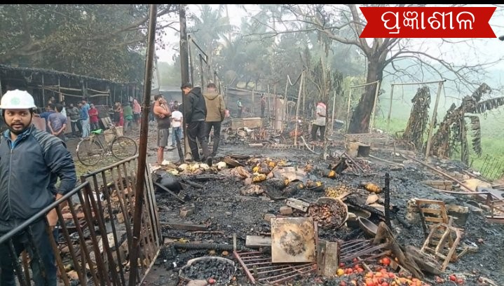 ପାରାଦ୍ଵୀପ ପରିବା ମାର୍କେଟ ରେ ଭୟାବହ ଅଗ୍ନିକାଣ୍ଡ , କୋଟିଏ ରୁ ଉର୍ଦ୍ଧ ଟଙ୍କାର ସମ୍ପତୀ ଜଳିଗଲା ।