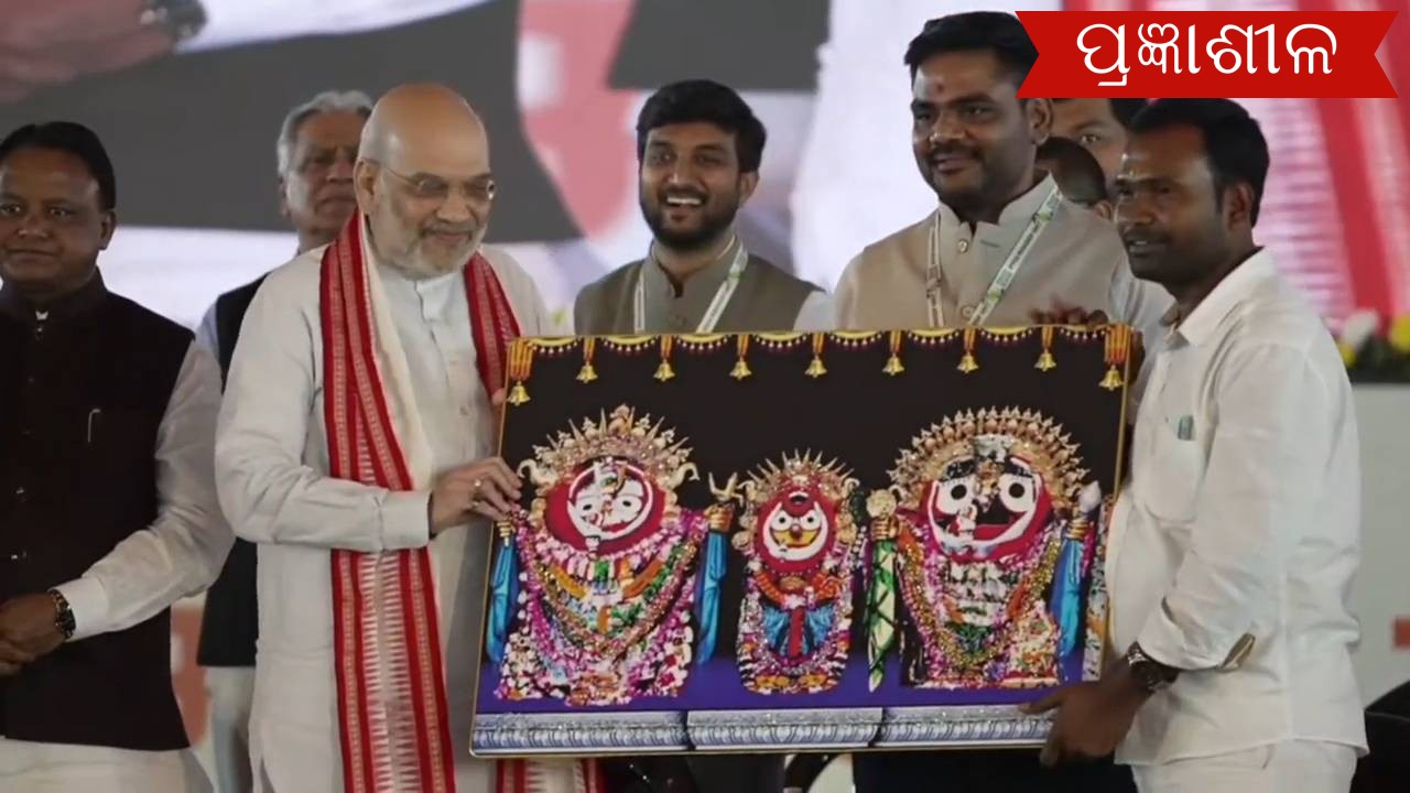 ଯୁବକକୁ ମଞ୍ଚକୁ ଡାକି ଚତୁର୍ଦ୍ଧାମୂର୍ତ୍ତିଙ୍କ ଫଟୋ ଚିତ୍ର ନେଲେ କେନ୍ଦ୍ର ଗୃହମନ୍ତ୍ରୀ